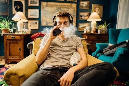 Why trực tiếp bóng đá xôi lạc live streams are sparking new debates about electronic cigarette vs normal habits among fans